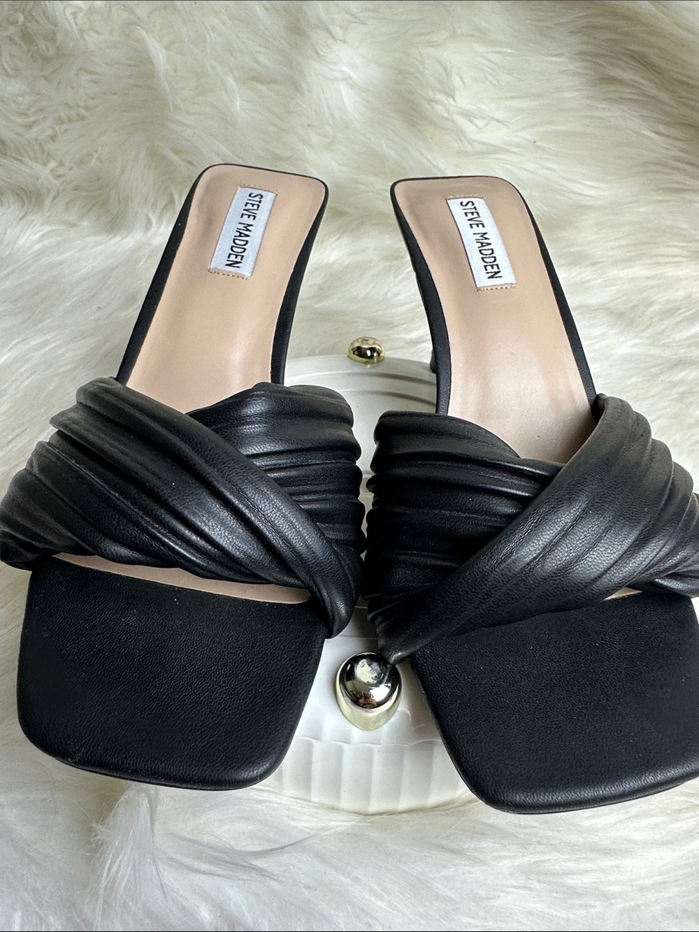 Steve Madden Heeled Sandal Twisted faux leather toe strap Size 10M